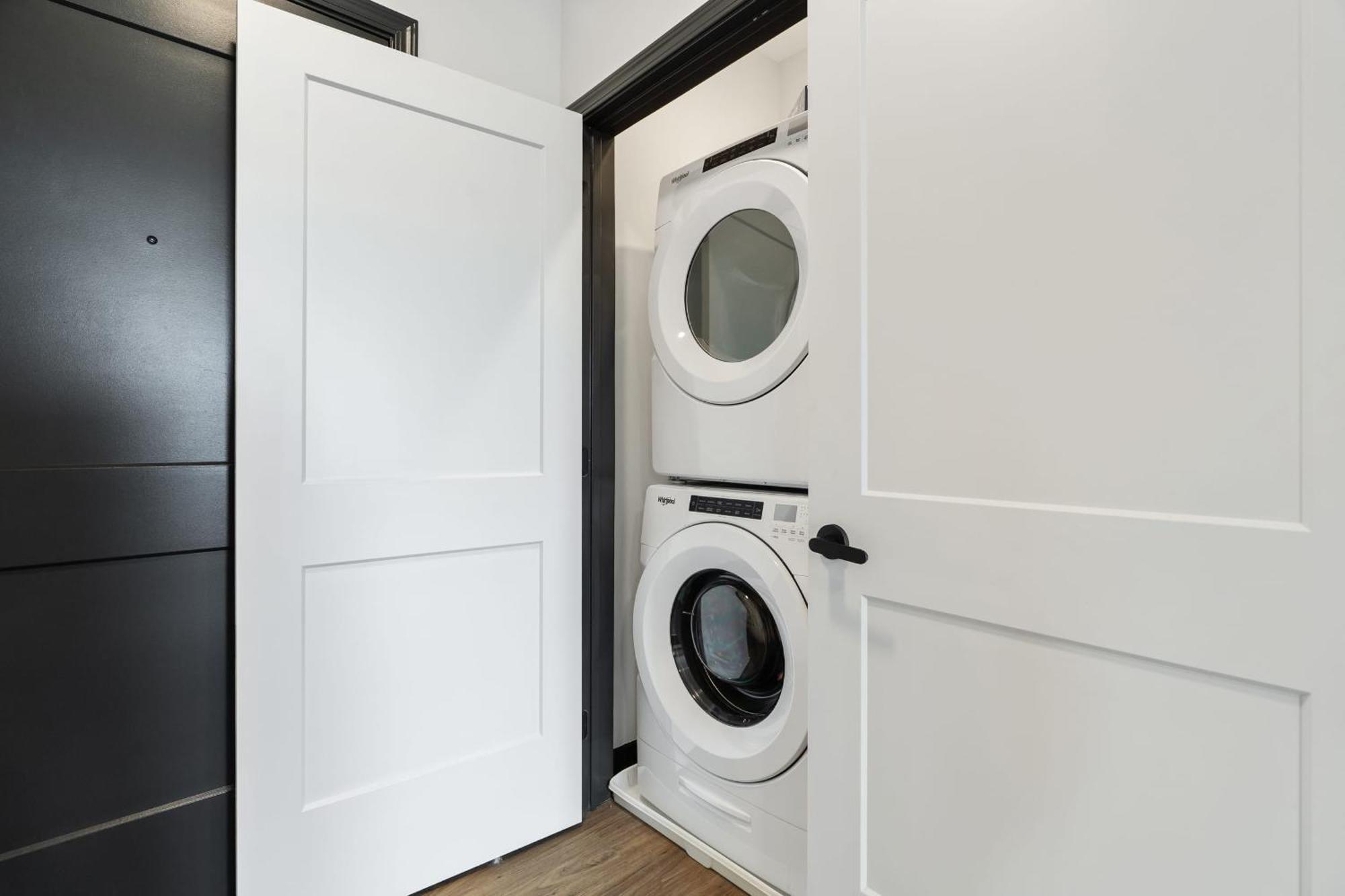 Cozysuites On Mass With Garage Parking #7 Индианаполис Экстерьер фото