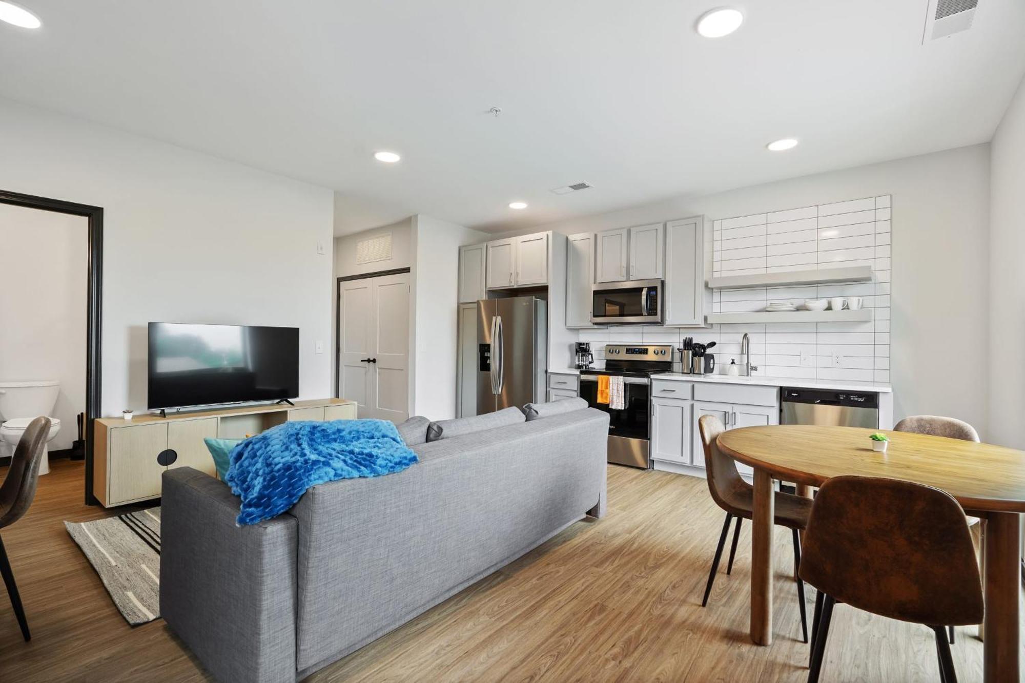 Cozysuites On Mass With Garage Parking #7 Индианаполис Экстерьер фото